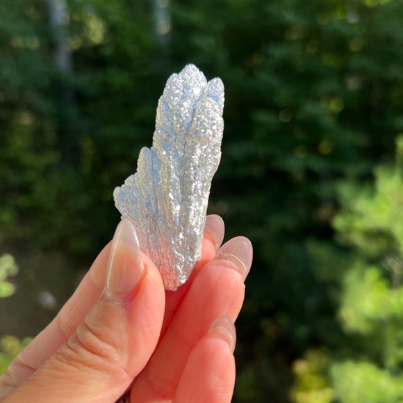 Magnesium (2) specimen with acrylic stand |  Crystal - Picture 1 of 10